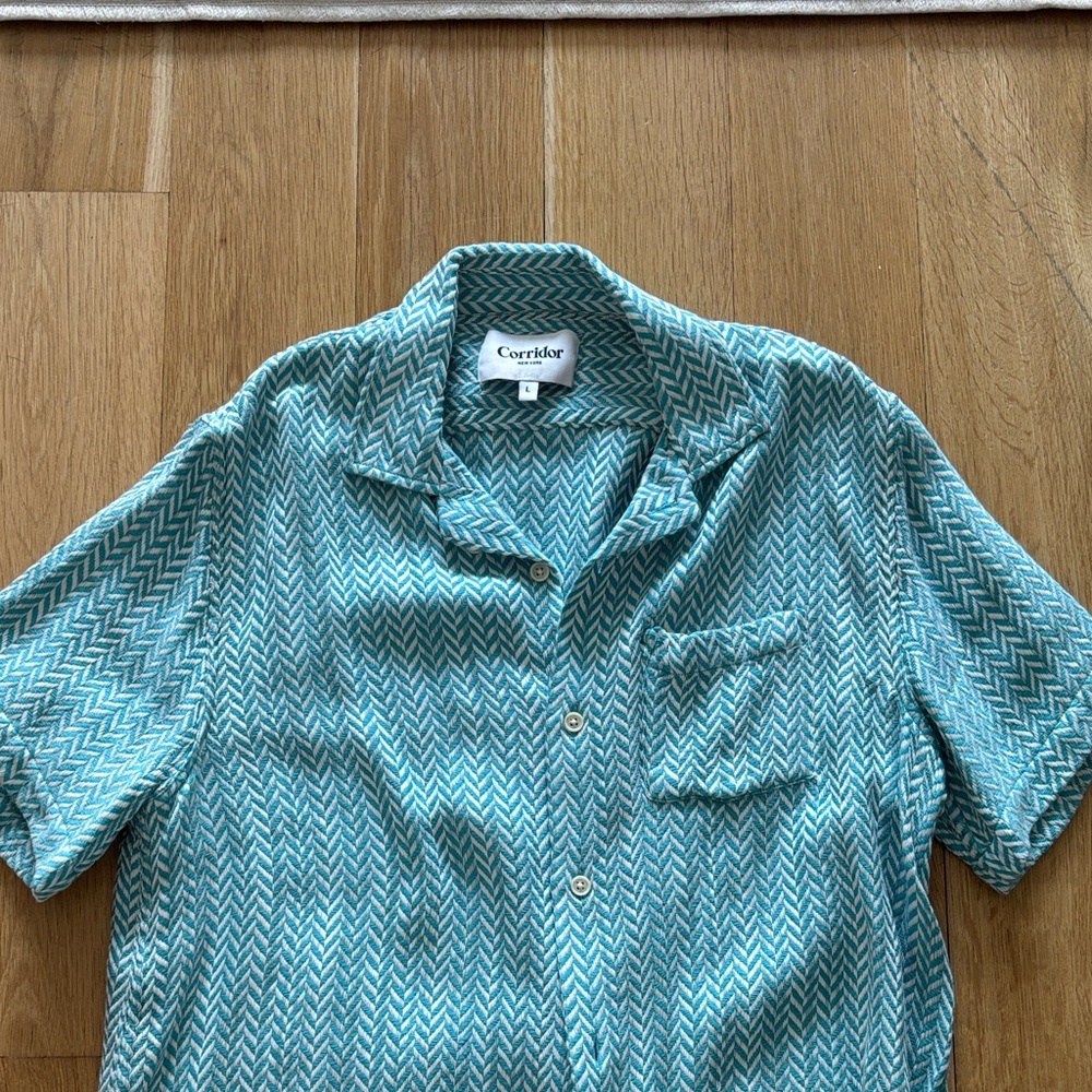 Corridor New York Men’s Large blue and white short sleeve button down